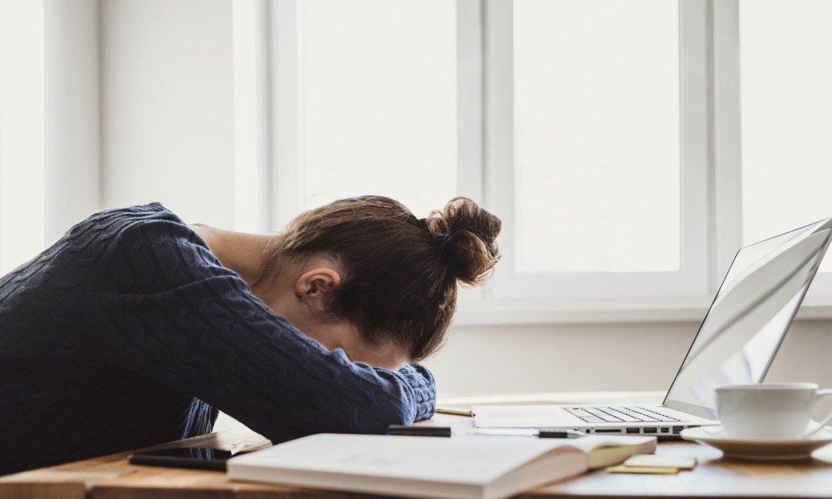 你总是很累吗?? 以下是克服在家工作倦怠的四种方法